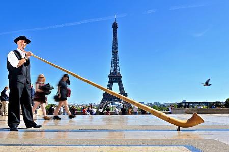 Young Watchmakers a Parigi la torre Eiffel young watchmakers girard perregaux eiffel Young Watchmakers Tour di Girard Perregaux a Parigi!