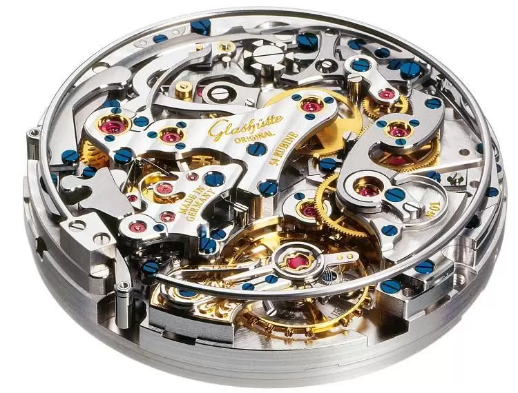 Glashütte Original Calibro 60 movimento di manifattura cronografo flyback integrato con conto alla rovescia programmabile e suoneria al passaggio tramite gong circolare. Decorato con coste di Glashütte, viti azzurrate e castoni d'oro. 