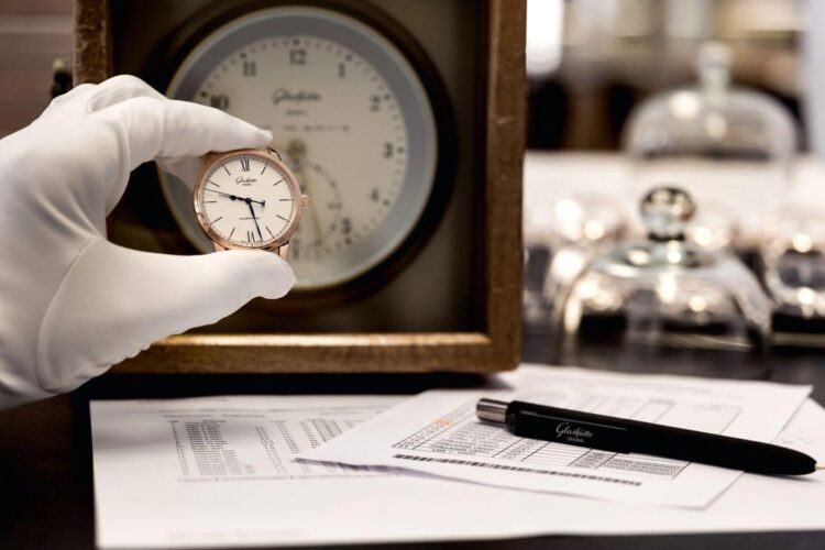 24 giorni di test individuali di un Senator Excellence A Glashütte i 24 giorni di test iniziano con la sincronizzazione con un antico cronografo da marina della Maison.