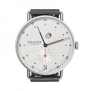 Immagine orologio NOMOS Glashütte modello Metro Datario Indicatore di Carica Immagine orologio NOMOS Glashütte modello Metro Datario Indicatore di Carica