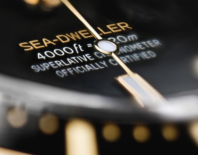 scritta oro Sea-Dweller 2019 scritta