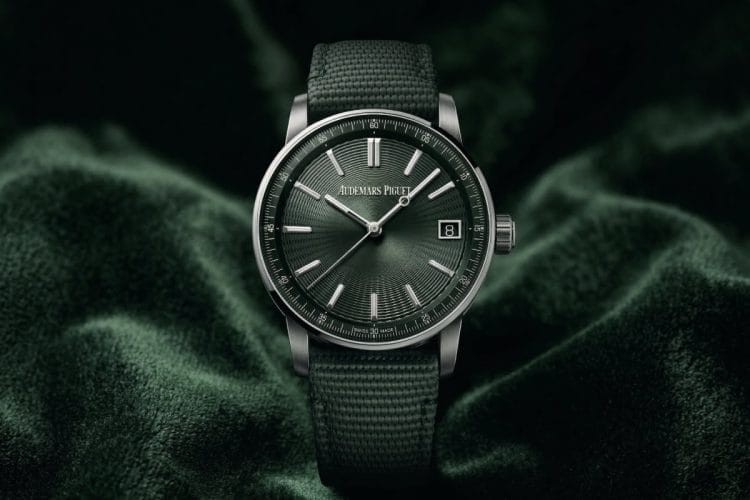Audemars Piguet Code 11.59 Acciaio Quadrante Verde Orologio automatico Audemars Piguet Code 11.59 in acciaio con quadrante verde e cinturino coordinato in tessuto, adagiato su un elegante sfondo in velluto verde scuro tinta su tinta.