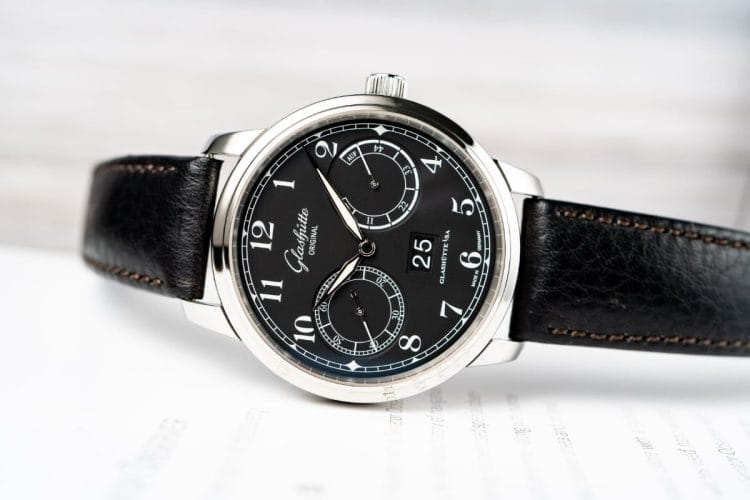 Glashütte Original Senator Observer: Scatto dal Vivo Orologio automatico Glashütte Original Senator Observer scattato dal vivo, con quadrante nero, indicatore della riserva di carica, Grande Data e cinturino in pelle nera.