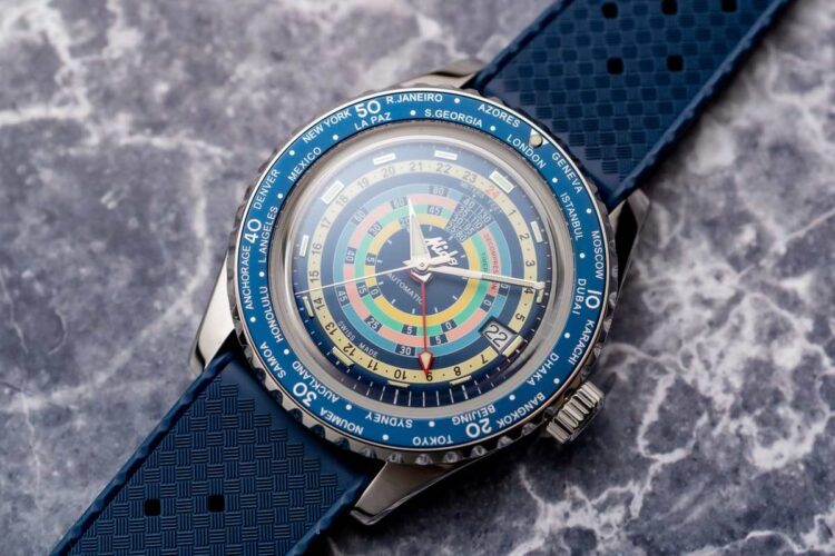 Mido Ocean Star Decompression Worldtimer Orologio subacqueo Mido Ocean Star Decompression Worldtimer con la caratteristica scala di decompressione multicolore sul quadrante e lunetta blu.