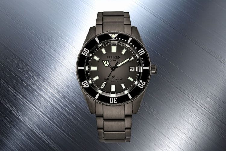 Orologio subacqueo Citizen Promaster Fujitsubo in Super Titanium con quadrante nero su sfondo metallico spazzolato.
