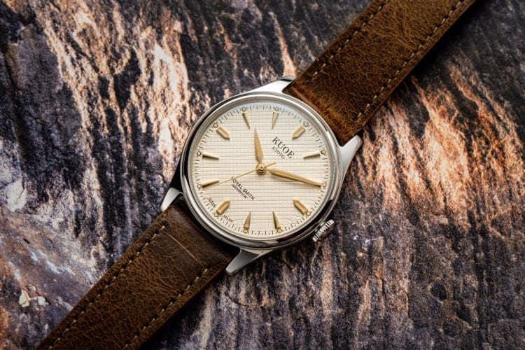 Orologio Kuoe Royal Smith 90-006 con quadrante texture waffle e cinturino in pelle vintage al polso.