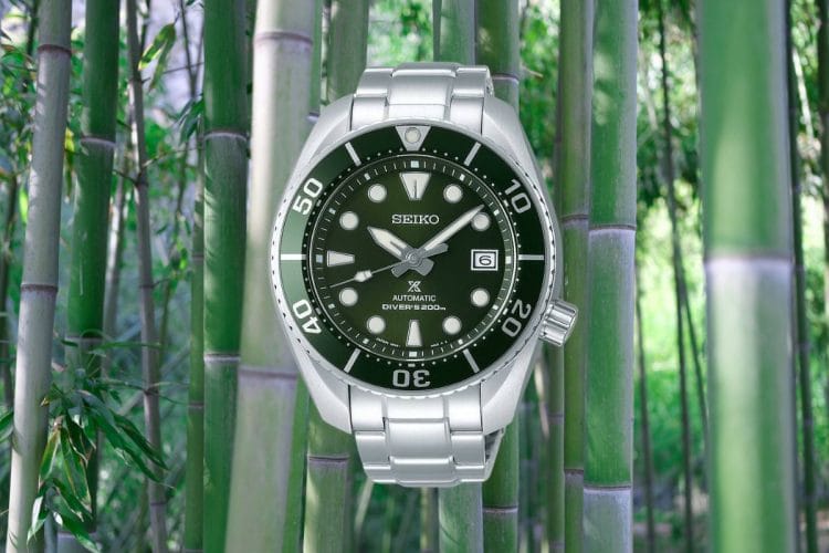 Orologio Seiko Prospex Sumo SPB103J1 con quadrante verde soleil ambientato in una foresta di bambù.