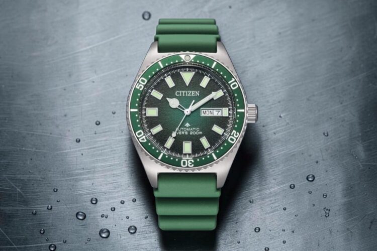 Citizen Promaster NY0121-09X automatico Citizen Promaster NY0121-09X automatico verde su superficie metallica con gocce d’acqua.
