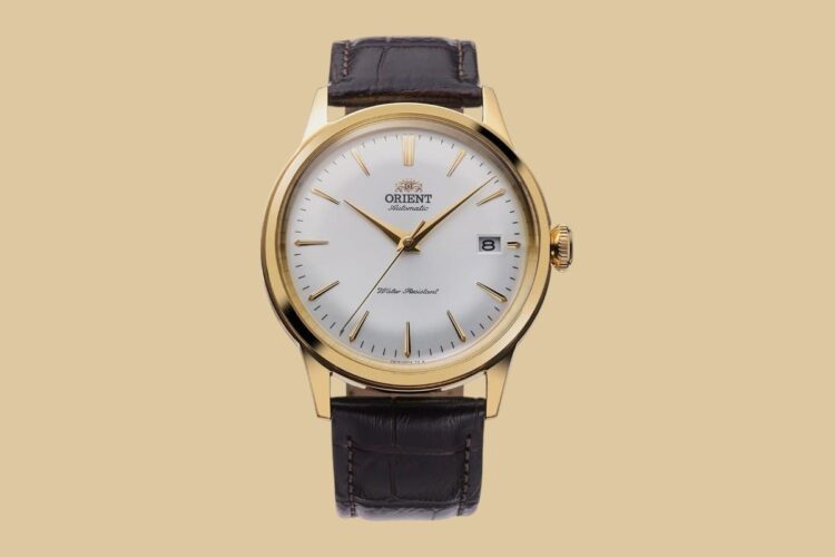 Orient Bambino 38 mm automatico Orient Bambino 38 mm automatico con cassa dorata, quadrante bianco e cinturino in pelle marrone.