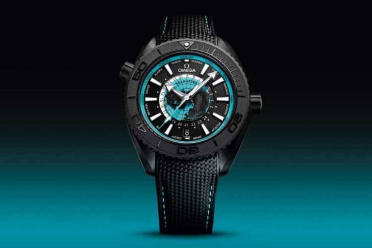 Omega Seamaster Planet Ocean Worldtimer versione turchese con dettagli sportivi.