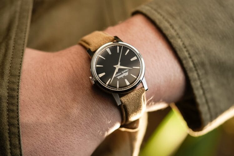 Alpina Heritage Tropic‑Proof 2025 quadrante nero Alpina Heritage Tropic‑Proof 2025 con quadrante nero indossato al polso