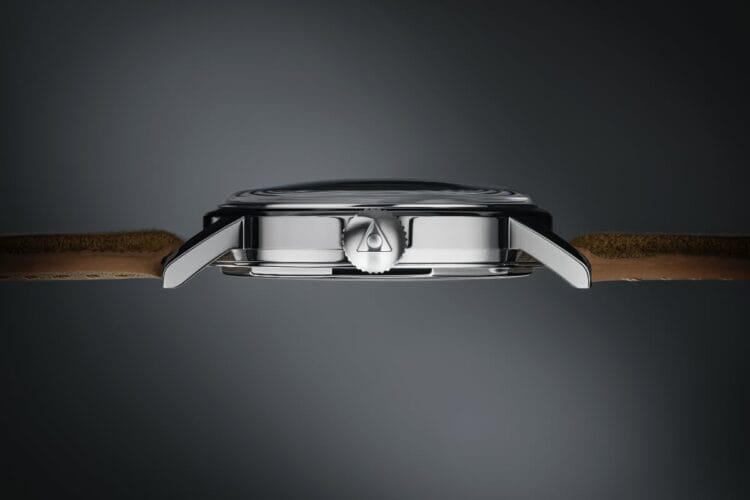 Profilo cassa Alpina Profilo della cassa con vetro glass‑box e corona firmata Alpina