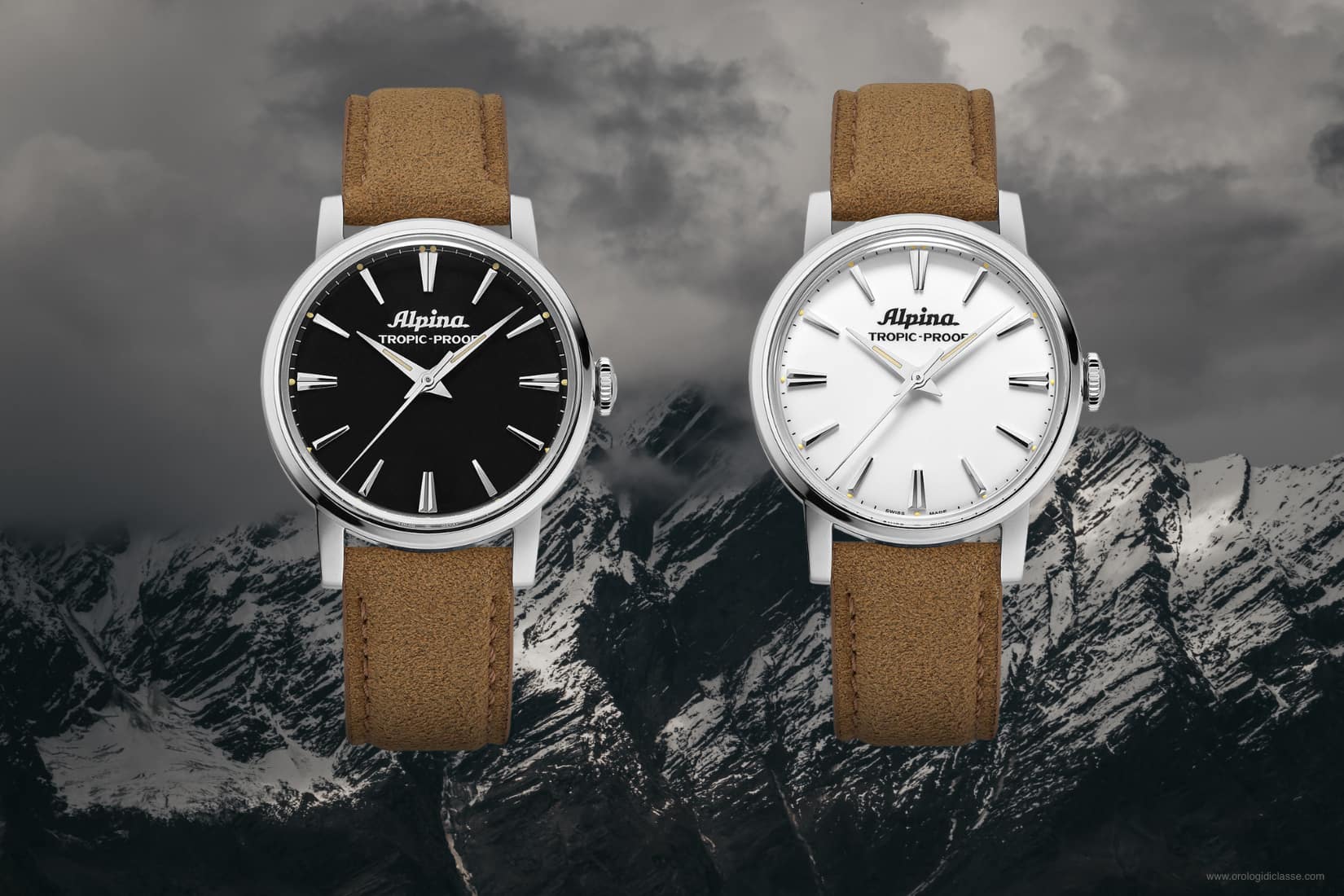 Alpina Heritage Tropic-Proof: le due varianti con quadrante bianco e nero fotografate frontalmente su sfondo alpino. Orologi da 34mm con cassa in acciaio, lancette dauphine e cinturino in Alcantara beige, fedeli riedizioni del modello storico del 1965. L'essenza dell'orologeria sportiva svizzera con DNA Alpina.