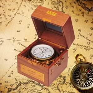 Cronometro da marina Glashütte Original commemorativo in cassa di mogano con quadrante bianco su antica mappa nautica, strumento di precisione per la navigazione marittima tedesca