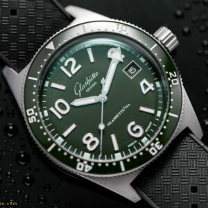 Glashütte Original SeaQ orologio subacqueo con quadrante verde su superficie bagnata, certificato ISO 6425 e DIN 8306