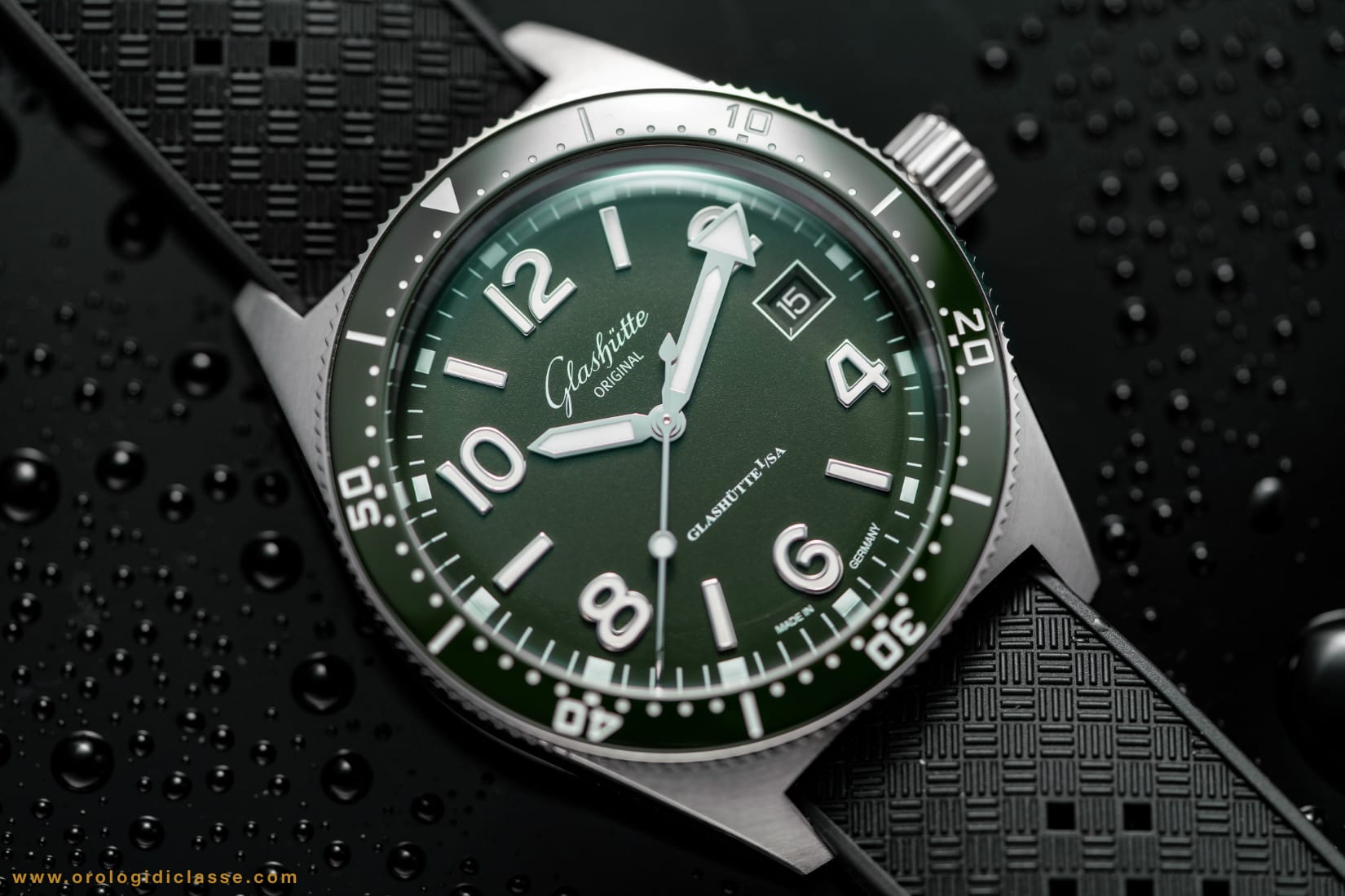 Glashütte Original SeaQ orologio subacqueo con quadrante verde su superficie bagnata, certificato ISO 6425 e DIN 8306