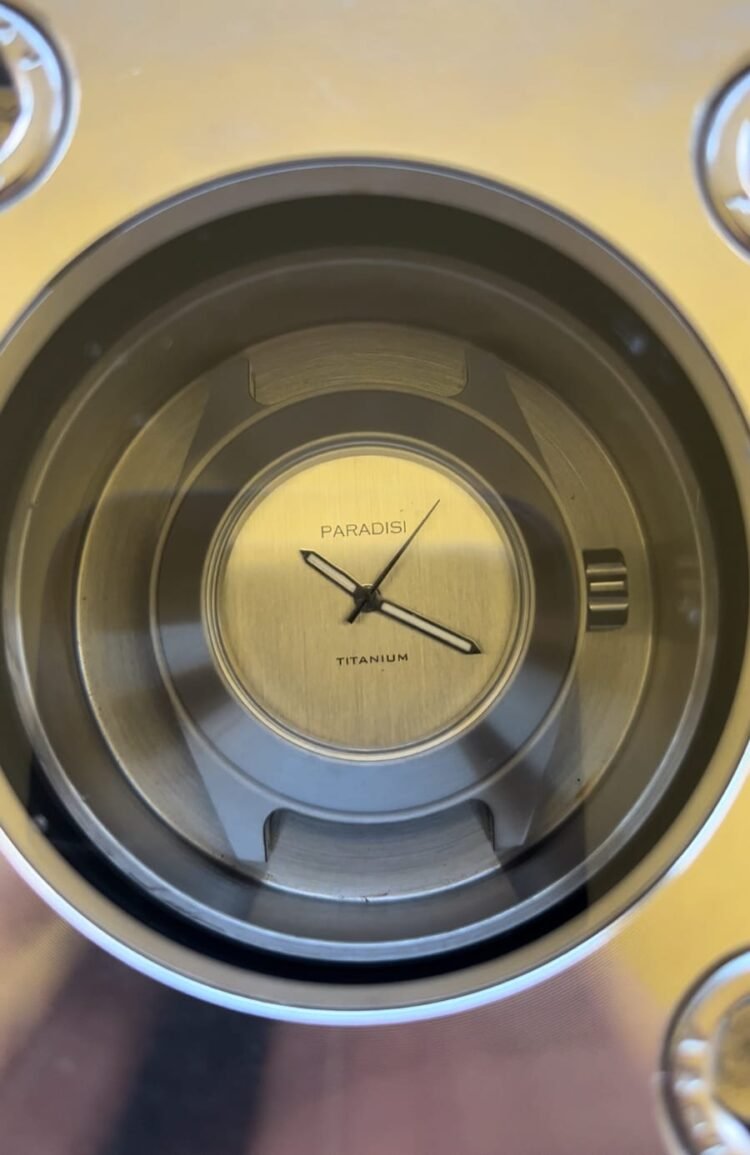 Orologio Paradisi RP 02 Titanio all'interno del macchinario di test impermeabilità in acciaio inox 316L con oblò in vetro ispezionabile.