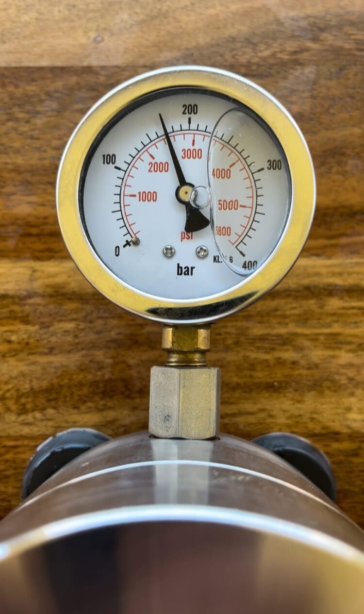 Manometro del macchinario di test Paradisi Watches che indica una pressione di 170 bar durante una prova di impermeabilità.