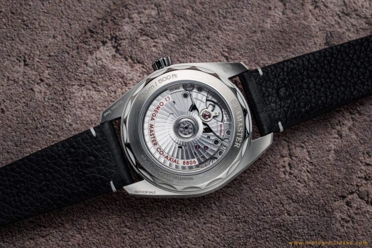 Fondello a vista dell'Omega Railmaster 2025 con cristallo in zaffiro: dettaglio del calibro Omega decorato con finiture Côtes de Genève circolari e incisioni.