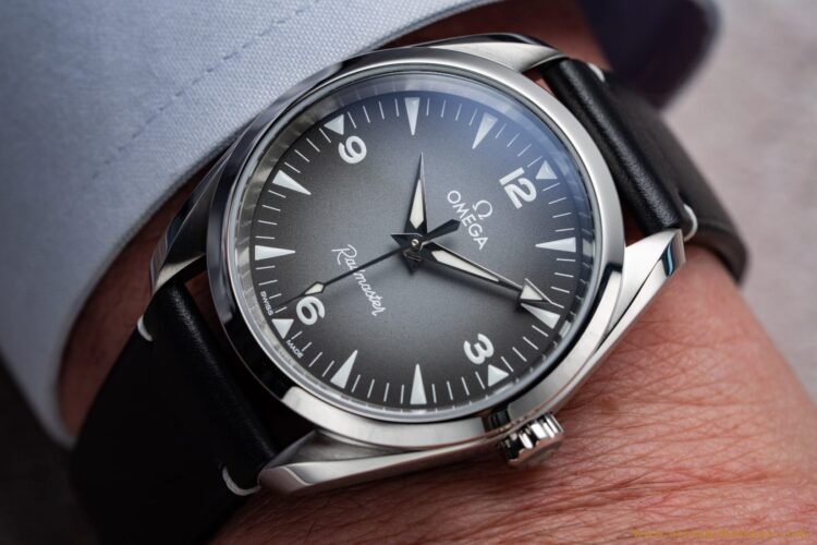 Omega Railmaster 2025 con quadrante grigio sfumato e cinturino in pelle nera, indossato al polso in un contesto di eleganza quotidiana che ne mostra la versatilità.