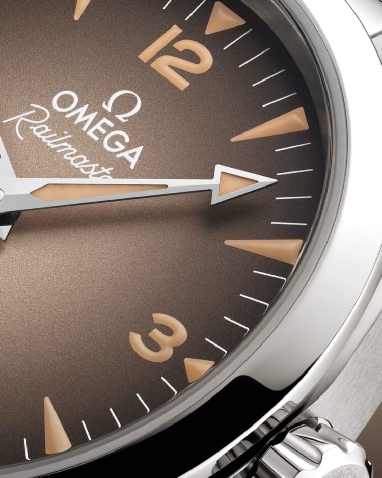 Dettaglio quadrante Omega Railmaster 2025 beige: piccoli secondi a ore sei e Super-LumiNova "vintage" (foto da comunicato stampa).