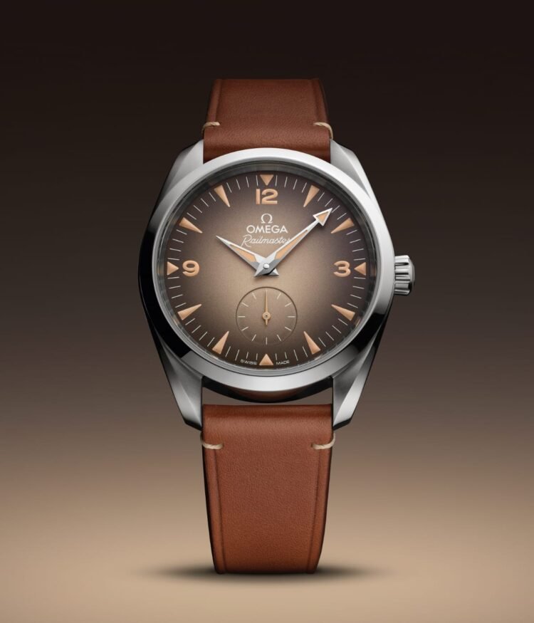 Omega Railmaster 2025: modello con quadrante beige sfumato, piccoli secondi e cinturino in pelle Novonappa (foto da comunicato stampa).
