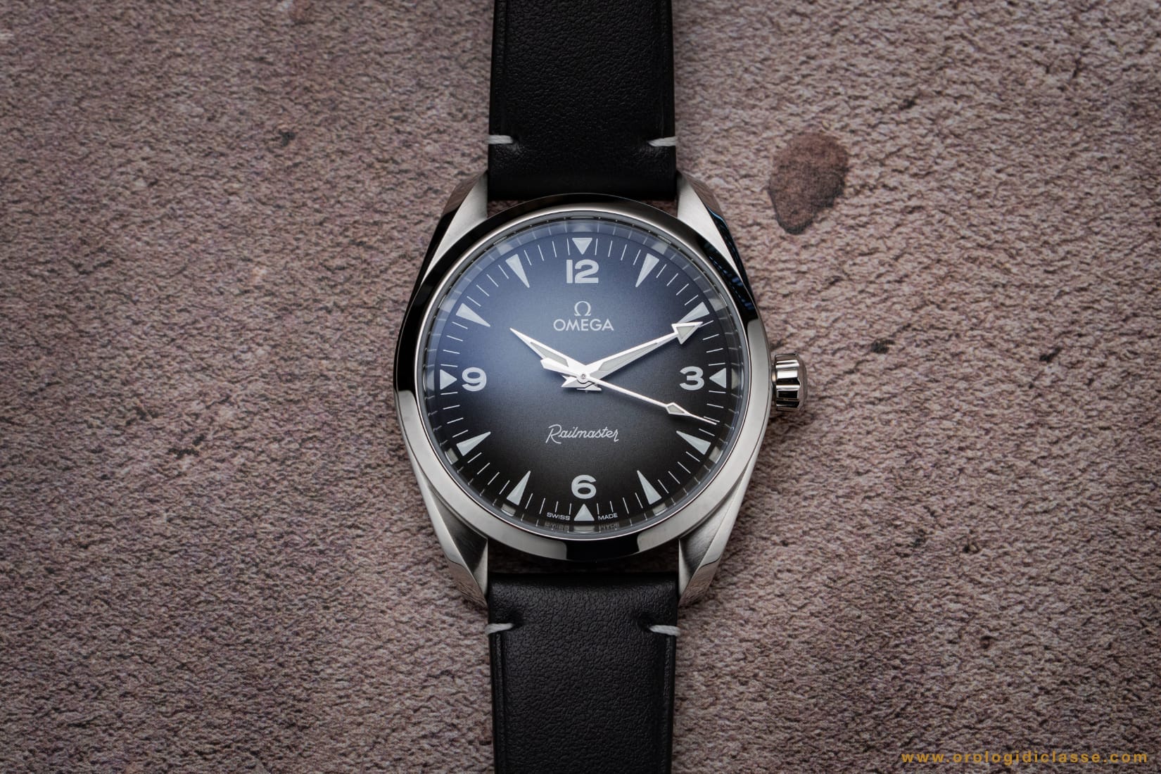 Omega Railmaster 2025: anteprima del nuovo modello antimagnetico con quadrante grigio, protagonista della recensione.