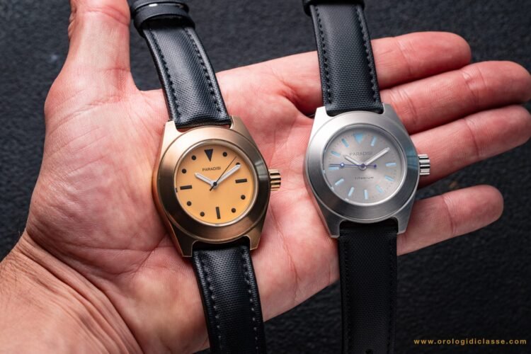 Confronto tra due orologi Paradisi RP 02 tenuti in mano: a sinistra il modello in Bronzo AMPCO 18, a destra quello con Quadrante in Titanio Grado 5.