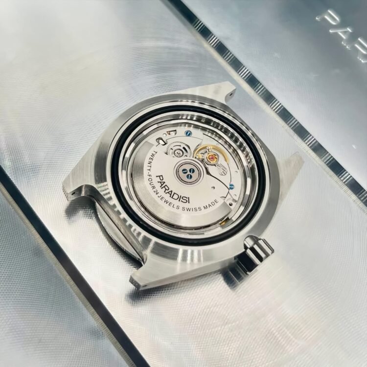 Movimento automatico La Joux-Perret G100 Swiss Made all'interno dell'orologio Paradisi RP 02, con rotore personalizzato Paradisi.
