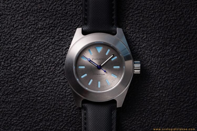 Paradisi RP 02 Quadrante Titanio Custom Series - orologio artigianale italiano con cassa e quadrante in titanio, indici luminescenti blu.