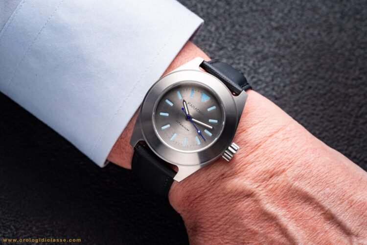 Paradisi RP 02 Quadrante Titanio Custom Series indossato al polso, dettaglio dell'orologio artigianale italiano in titanio con camicia chiara.