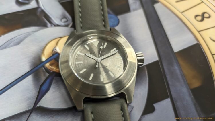 Primo piano dell'orologio Paradisi RP 02 con il suo quadrante standard in titanio Grado 5 e cinturino grigio.