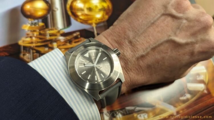 Paradisi RP 02 con quadrante standard in titanio indossato al polso, dettaglio dell'orologio artigianale italiano su uno sfondo lussuoso.