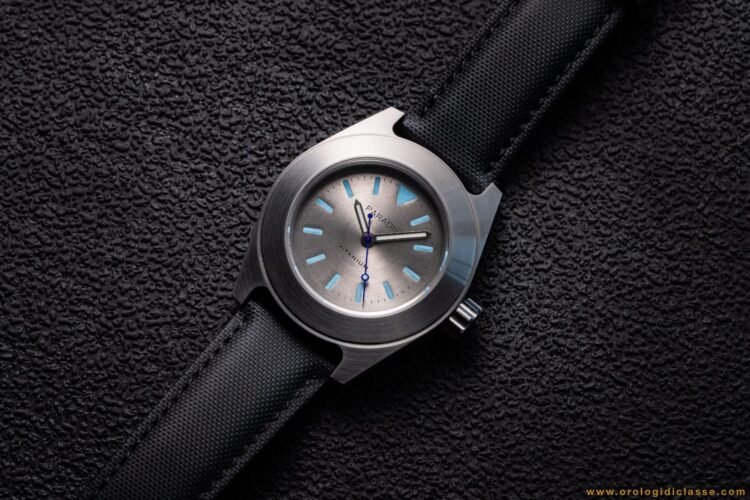 Primo piano del Paradisi RP 02 Quadrante Titanio Custom Series, orologio italiano con finitura in titanio spazzolato e luminescenza blu.