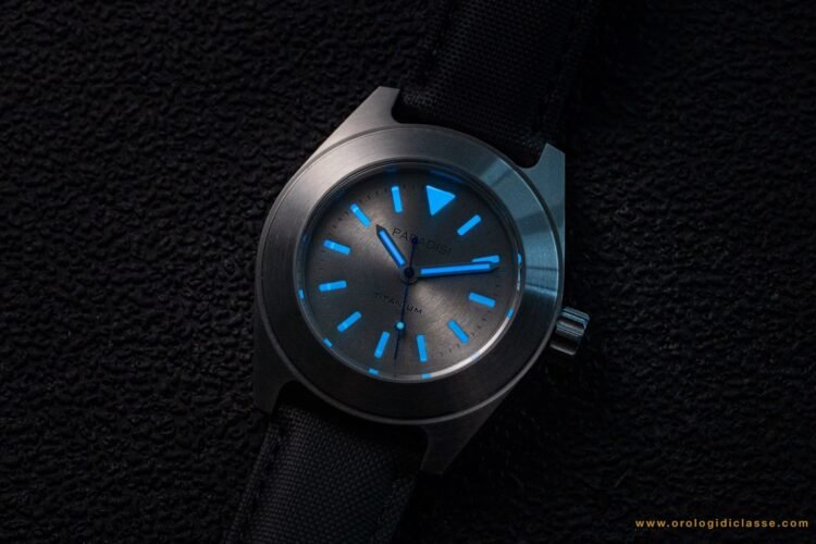 Lume shot del Paradisi RP 02 Quadrante Titanio Custom Series: indici e sfere con Super-Luminova BGW9 che emettono una intensa luce blu al buio.