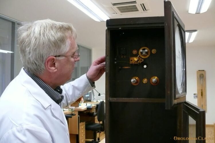 Restauro orologi storici a Glashütte: orologiaio del Dipartimento di Restauro del Museo, patrocinato da Glashütte Original, esamina un meccanismo antico. Servizio unico per segnatempo costruiti a Glashütte dal 1845.