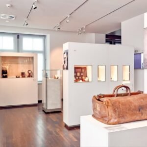 Museo Tedesco dell'Orologeria Glashütte con ritratto di Ferdinand Adolph Lange e borsa da viaggio d'epoca