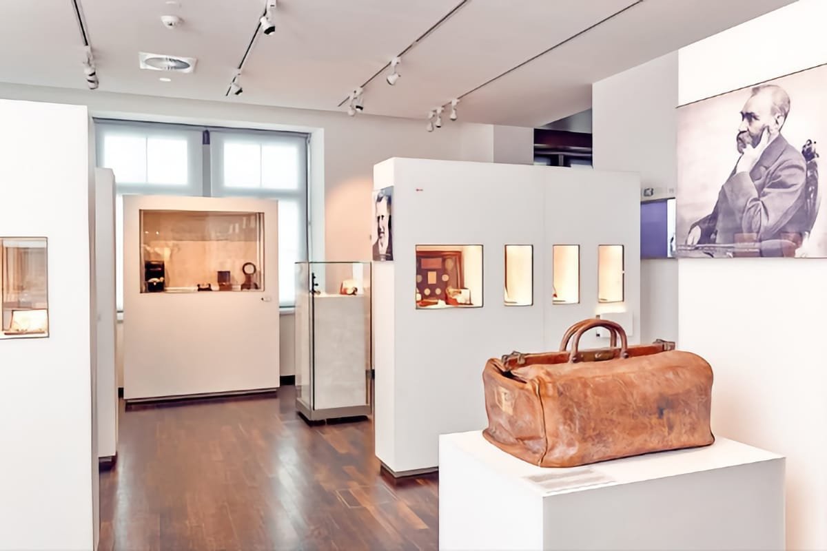 Museo Tedesco dell'Orologeria Glashütte con ritratto di Ferdinand Adolph Lange e borsa da viaggio d'epoca