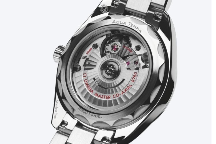Dettaglio del fondello a vista dell'Omega Seamaster Aqua Terra 30 mm che rivela il movimento automatico Calibro Omega 8750.