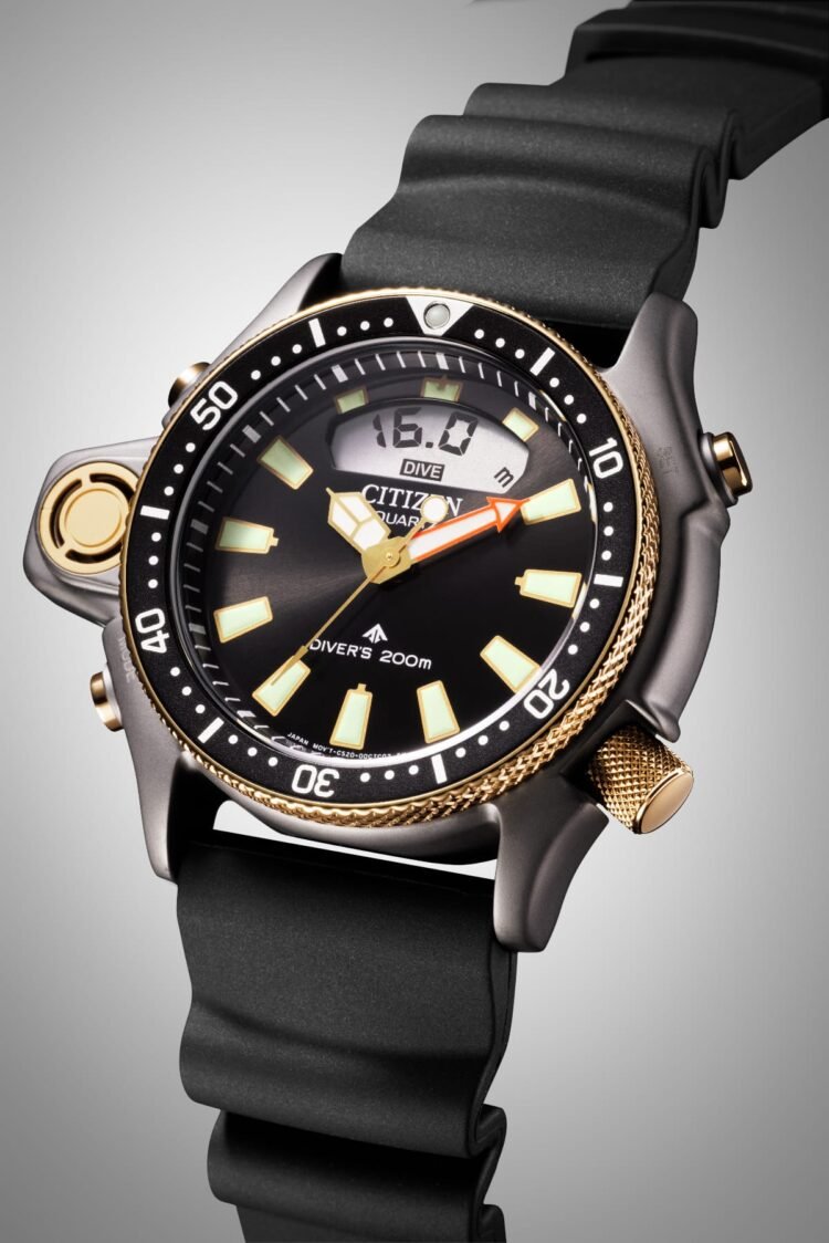 Citizen Aqualand JP2008-06E 2025 edizione limitata 40° anniversario con dettagli oro rosa PVD, sensore di profondità a ore 9, display digitale attivo, cassa grigia spazzolata e cinturino sostenibile BENEBiOL.