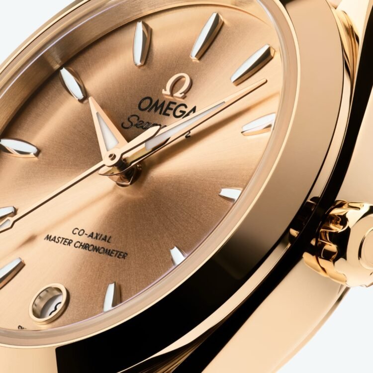 Dettaglio del quadrante dell'orologio Omega Seamaster Aqua Terra 30 mm in oro, con indici applicati e datario a ore 6.