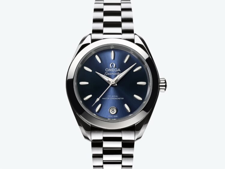 Orologio Omega Seamaster Aqua Terra 30 mm in acciaio inossidabile con quadrante blu, datario a ore 6 e bracciale integrato.
