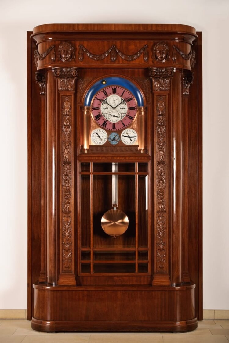 Orologio astronomico Hermann Goertz 1925 con quadranti multipli e indicazioni astronomiche nel Museo Tedesco Orologio Glashütte.