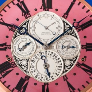 Dettaglio quadrante orologio astronomico Hermann Goertz con calendario perpetuo e indicazioni astronomiche.
