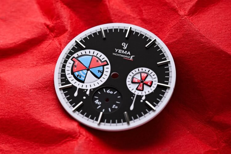 Quadrante Yema Yachtingraff by seconde/seconde con contatori graffiti rosso e blu su sfondo rosso.
