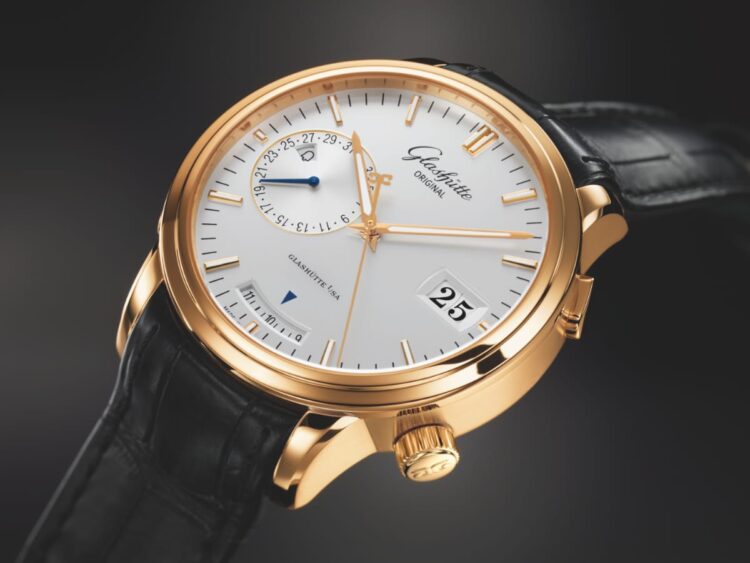 Glashütte Original Senator Diary in oro rosa con quadrante bianco e funzione svegliarino a data.