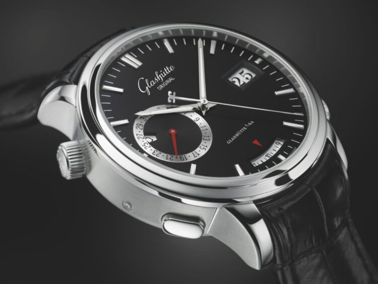 Glashütte Original Senator Diary con quadrante nero, grande data e funzione svegliarino meccanico su cassa in acciaio.