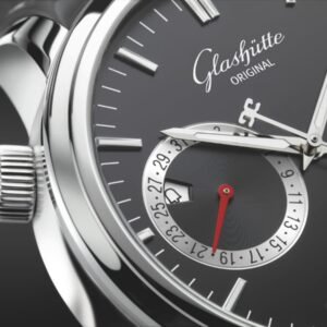 Dettaglio del quadrante del Glashütte Original Senator Diary con indicatore della sveglia a data programmabile.