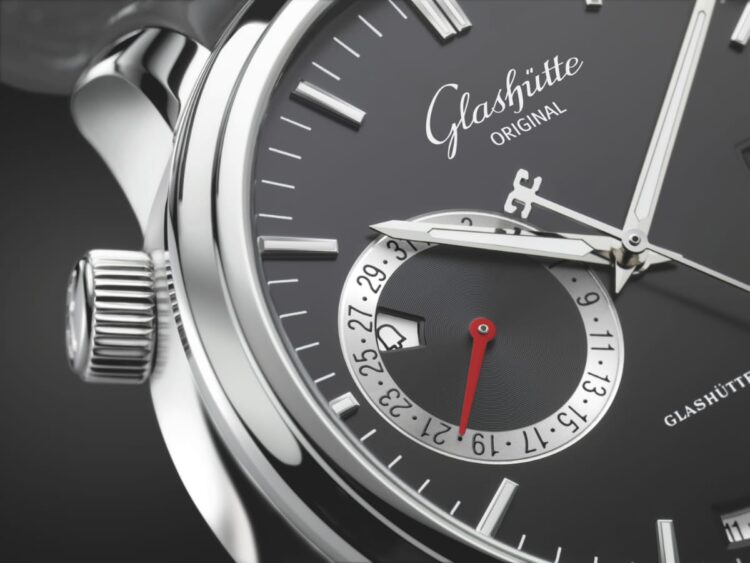 Dettaglio del quadrante del Glashütte Original Senator Diary con indicatore della sveglia a data programmabile.