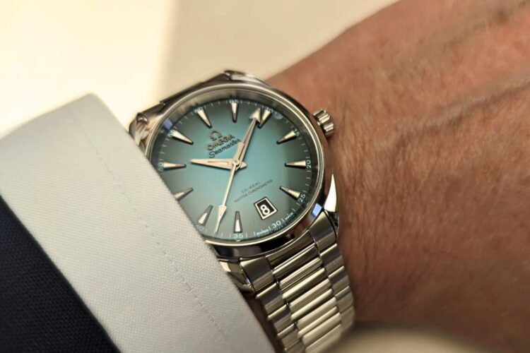 Omega Seamaster con quadrante verde su bracciale in acciaio, esempio di design e estetica nell'orologeria moderna.